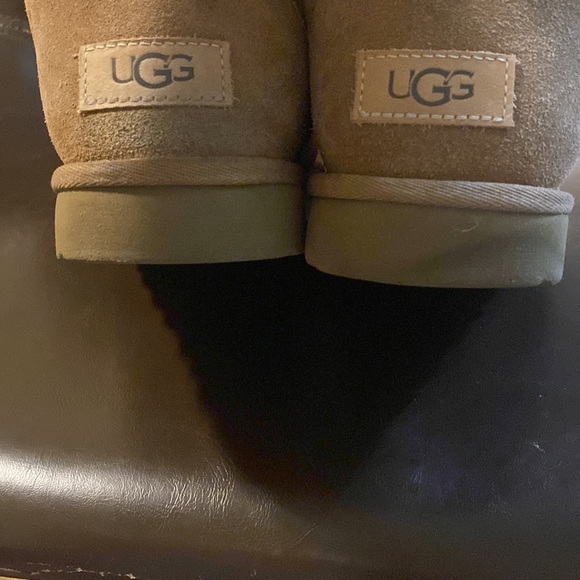 UGGS - Picture 3 of 4
